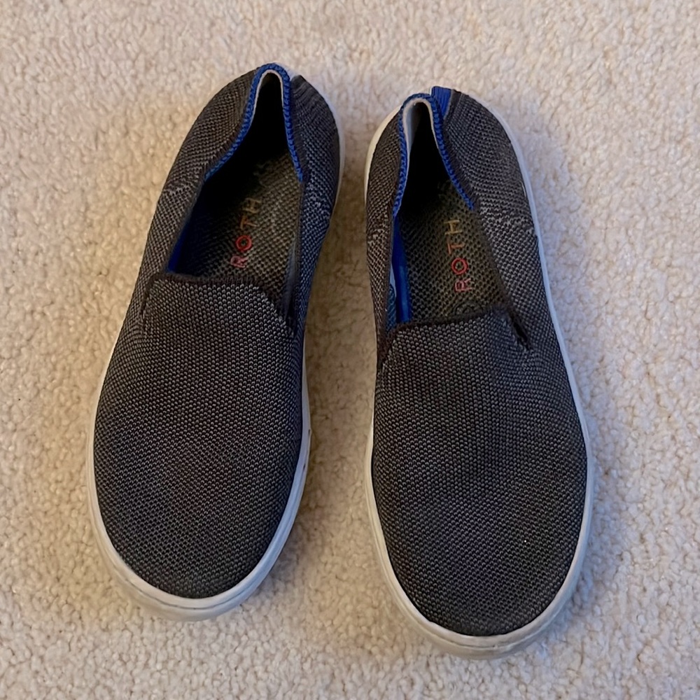 Rothy’s The Kids Sneaker Slip-on Shoes in Dark Gray (Big Kid Size 2)